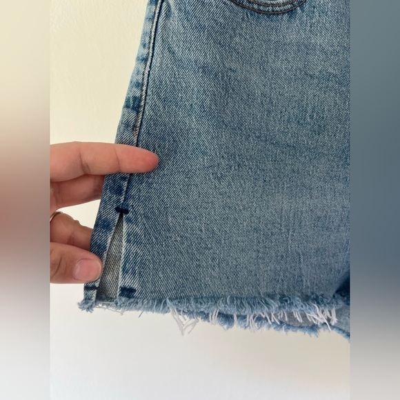 Abercrombie & Fitch The Mom Short High Rise Denim Raw Hem Jeans Shorts Size 30 - Picture 4 of 6
